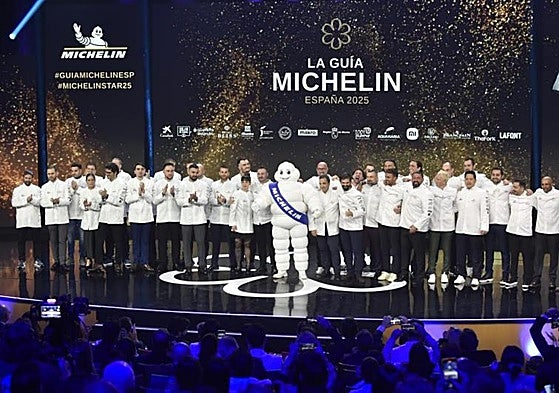 Los chefs de restaurantes con una Estrella Michelín posan durante la gala de la Guía Michelin 2025