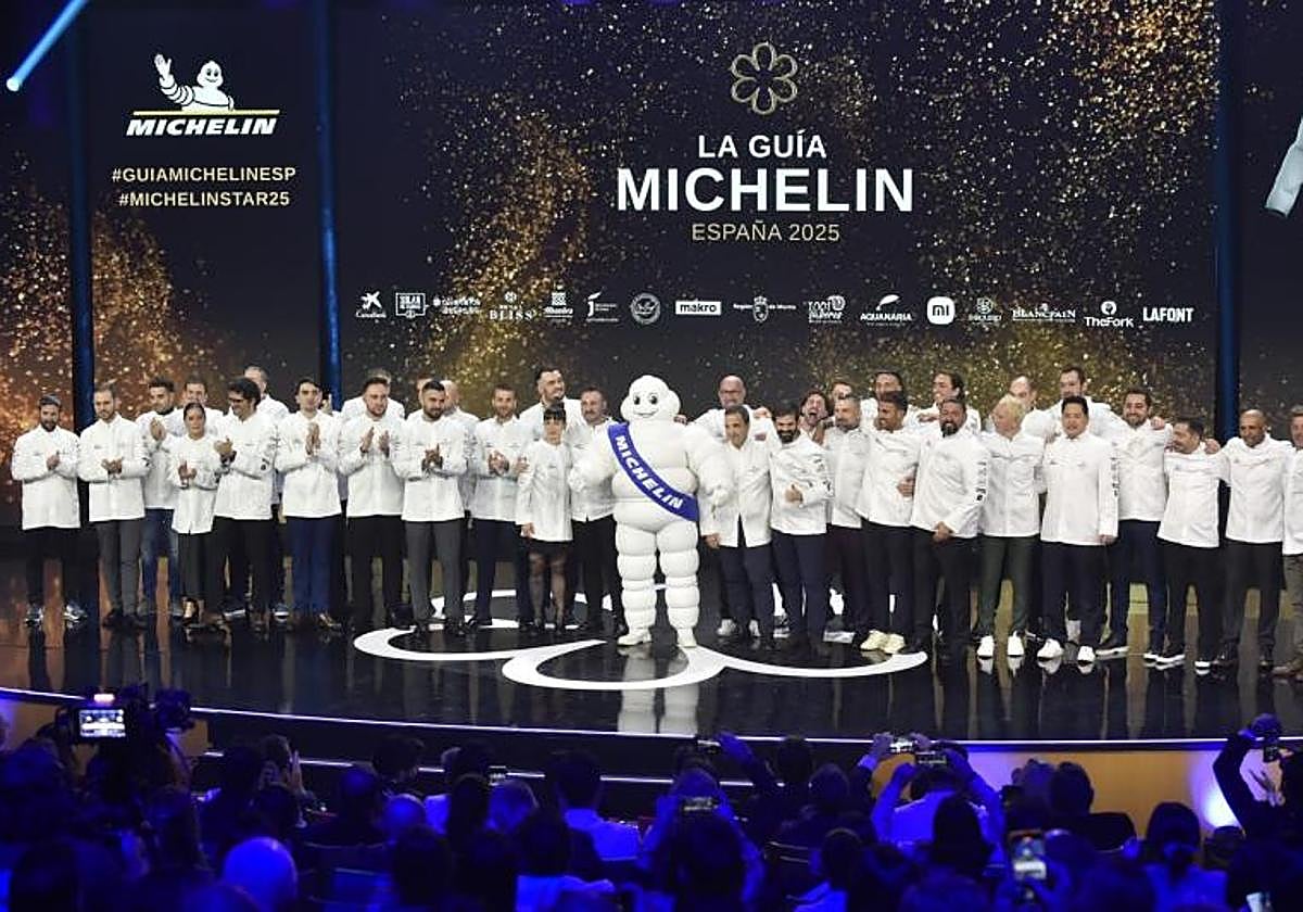 Los chefs de restaurantes con una Estrella Michelín posan durante la gala de la Guía Michelin 2025