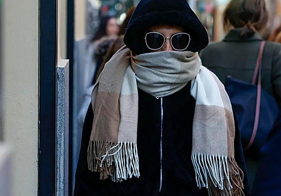 Una mujer se protege del frío en una imagen de archivo.