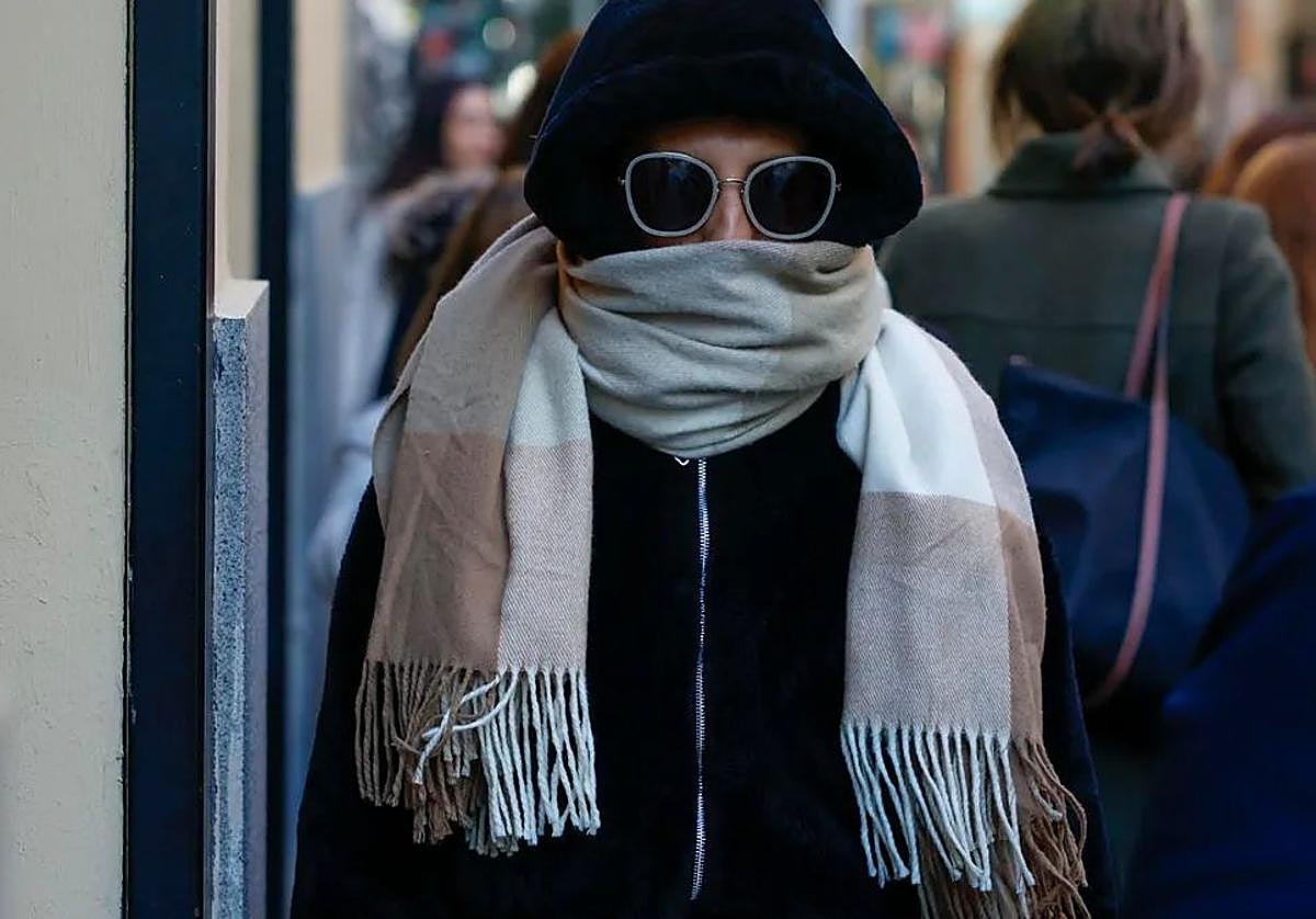 Una mujer se protege del frío en una imagen de archivo.