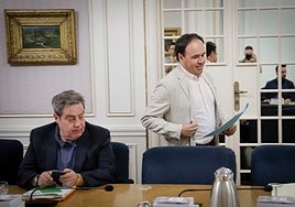 Pérez Llorca llega a una Junta de Síndics para sentarse junto al síndic de Vox, José María Llanos.