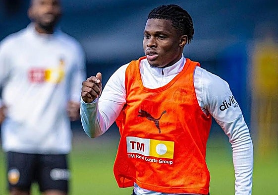 Largie Ramazani, durante un entrenamiento con el Valencia.