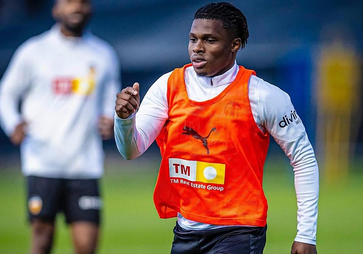 Largie Ramazani, durante un entrenamiento con el Valencia.