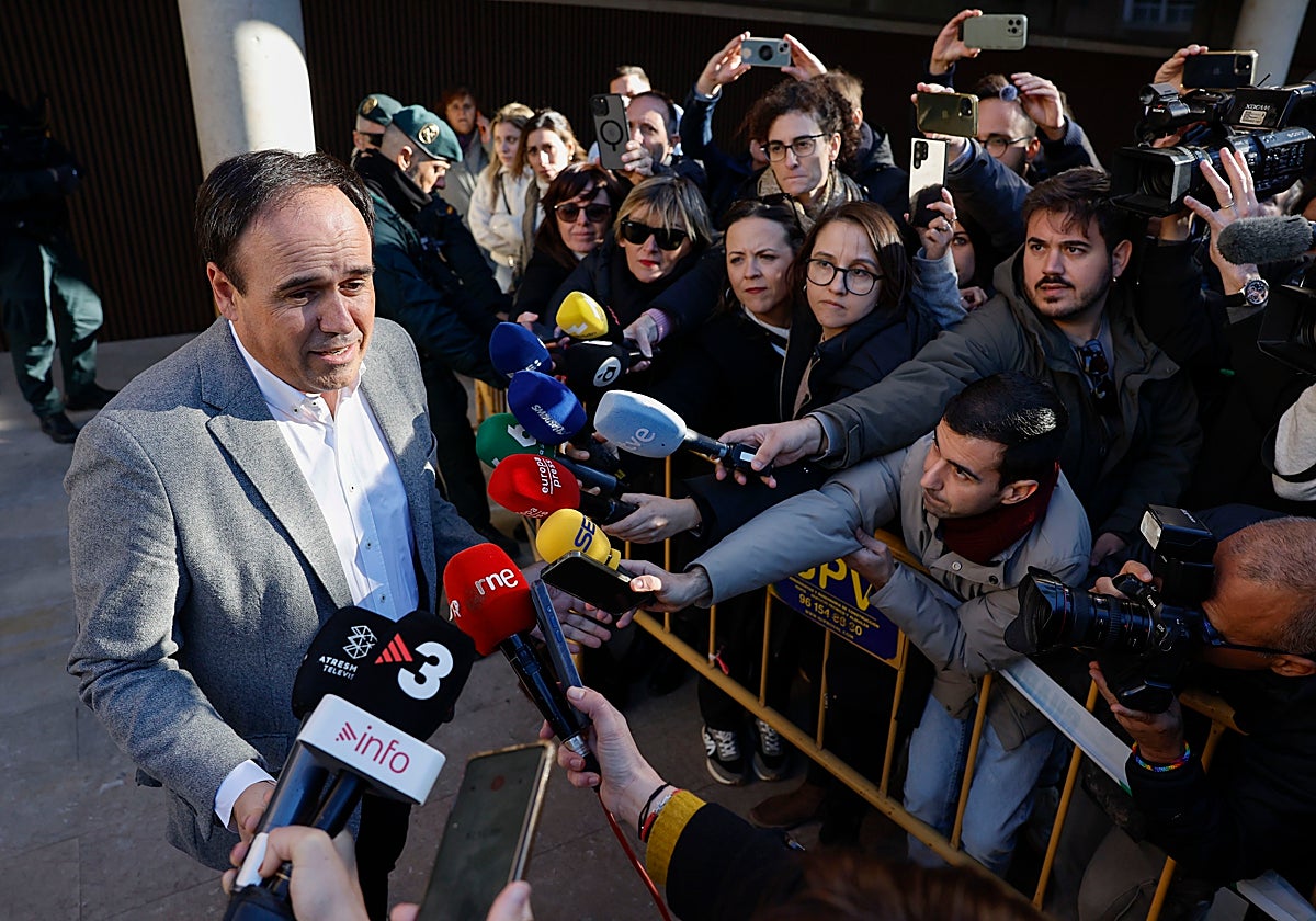 Juanfran Pérez Llorca, ante los medios de comunicación.