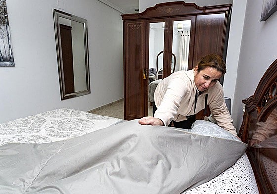 Ama de casa preparando la cama