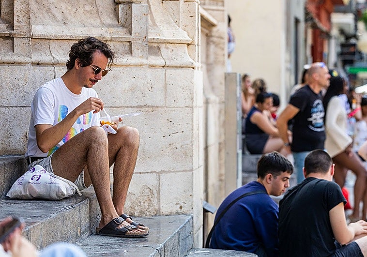 Un turista en Valencia, en mayo de 2025.