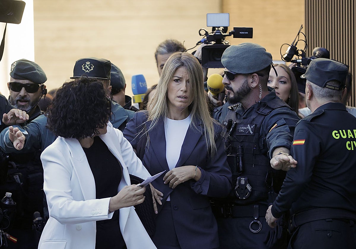 Maribel Vilaplana, a su llegada al juzgado de Catarroja.