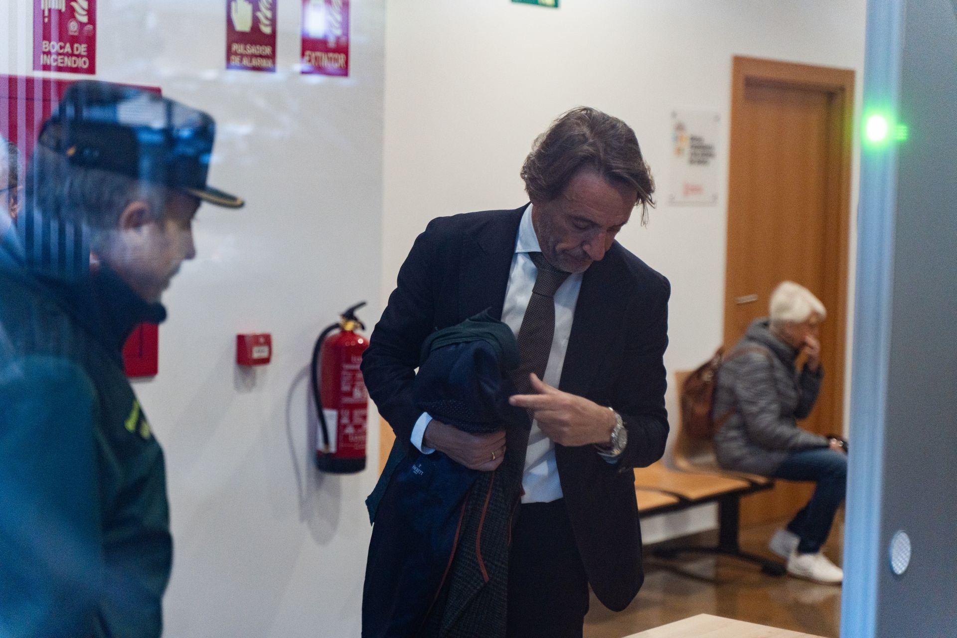 Fotos del jefe de gabinete de Mazón llegando a su llegada a los juzgados de Catarroja