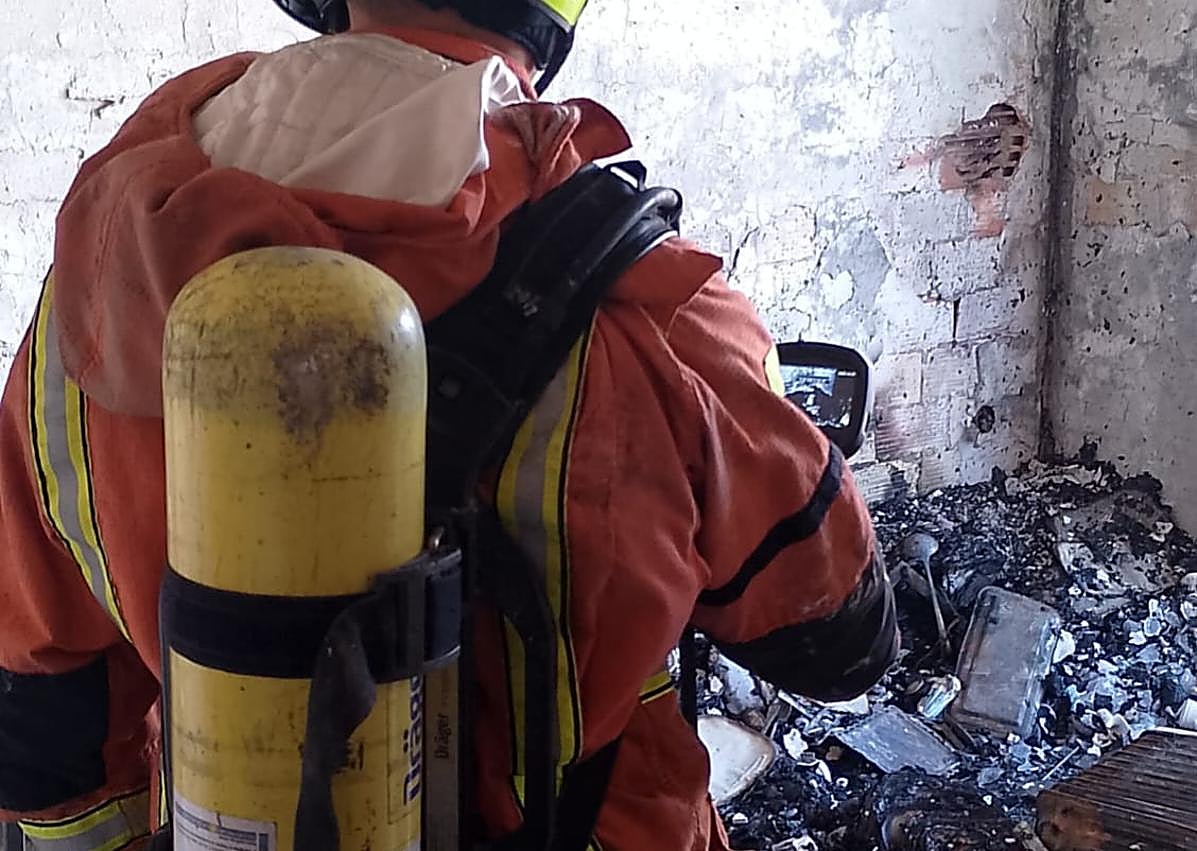 Imagen secundaria 1 - Los bomberos rescatan a una mujer al incendiarse un piso en Corbera