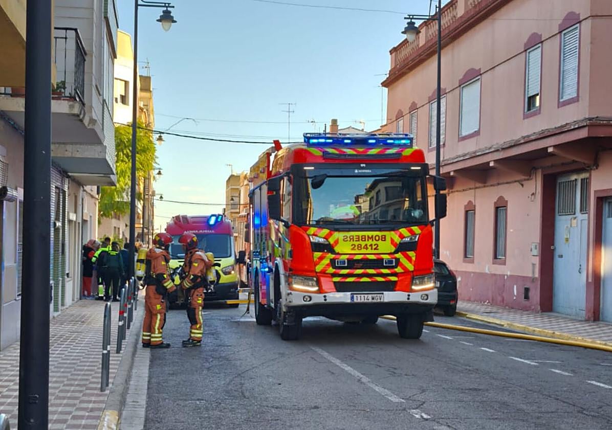 Imagen principal - Los bomberos rescatan a una mujer al incendiarse un piso en Corbera