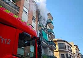 Bomberos durante la extinción del incendio en Corbera.