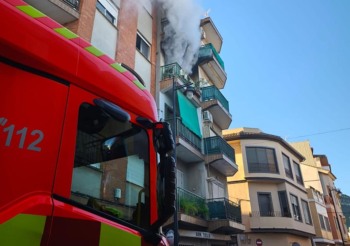 Bomberos durante la extinción del incendio en Corbera.