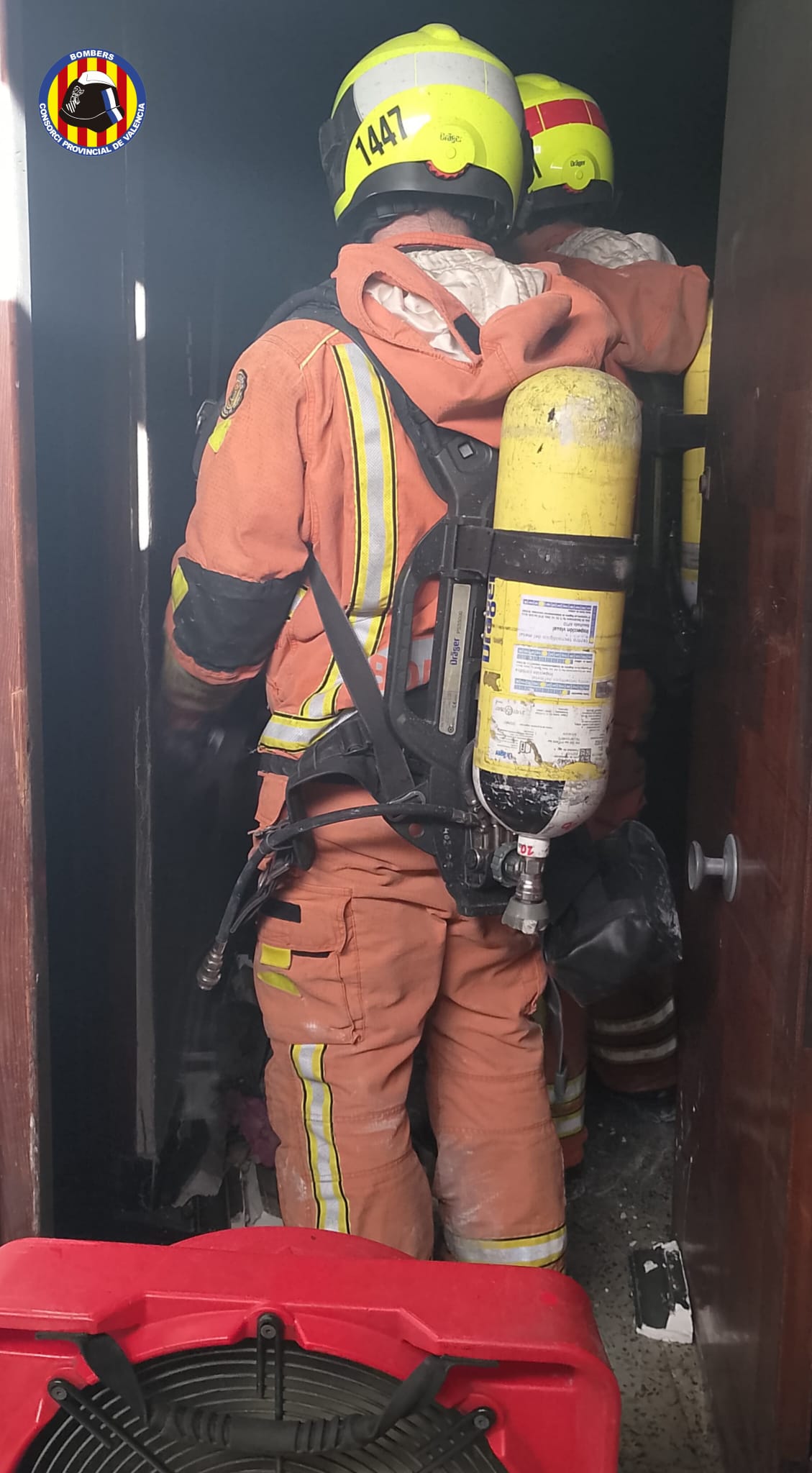 Imagen secundaria 2 - Los bomberos rescatan a una mujer al incendiarse un piso en Corbera