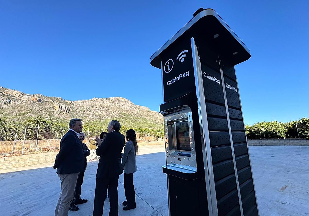 Modelo de estación meteorológica, en la visita a la empresa.