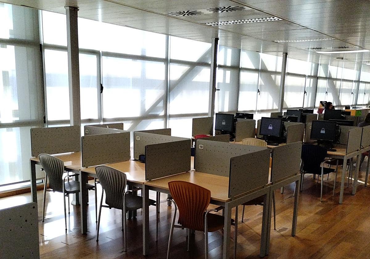 Sala de lectura en una biblioteca de Torrent.