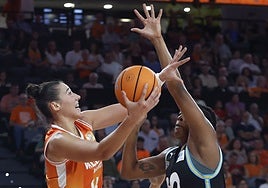 Raquel Carrera en el partido ante Movistar Estudiantes