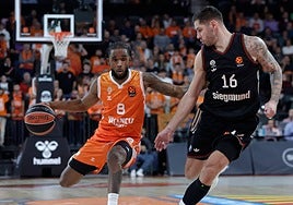 Jean Montero ataca a Jovic durante el partido entre el Valencia Basket y el Bayern.