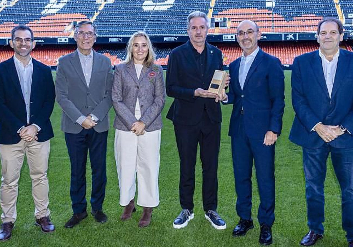 Christian Schneider sosteniendo el galardón en Mestalla