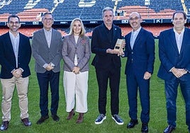 Christian Schneider sosteniendo el galardón en Mestalla