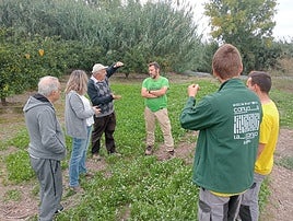 Agricultores y miembros de LImne en el terreno.