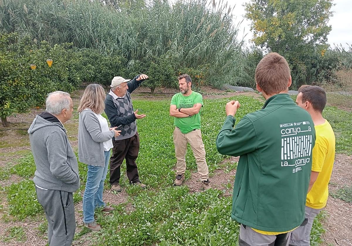 Agricultores y miembros de LImne en el terreno.