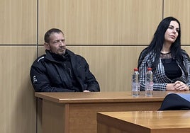 El acusado de matar a un hombre en Gandia, junto a la intérprete, escucha el veredicto del jurado.