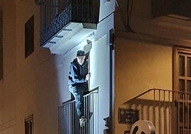 Uno de los ladrones cuando bajaba por la fachada.