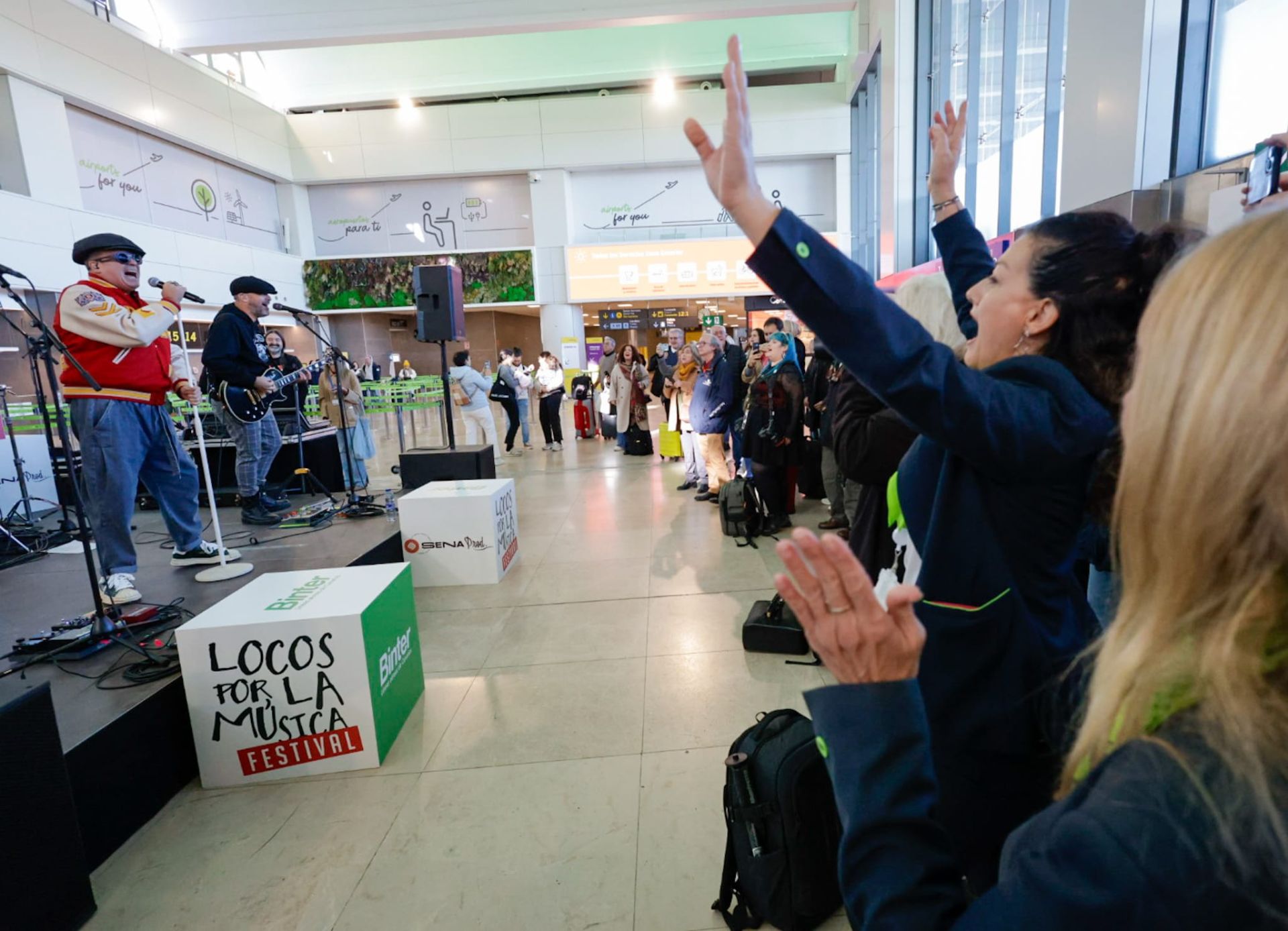 Fotos de la actuación de Seguridad Social en el aeropuerto de Manises