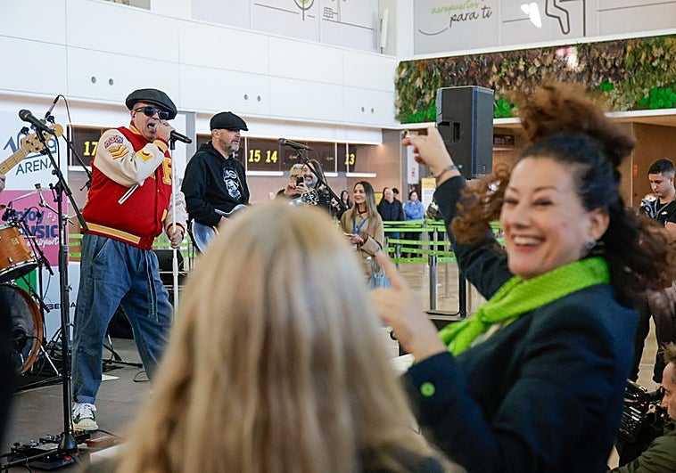 'Seguridad Social' ha puesto a bailar a pasajeros y trabajadores del aeropuerto de Manises.