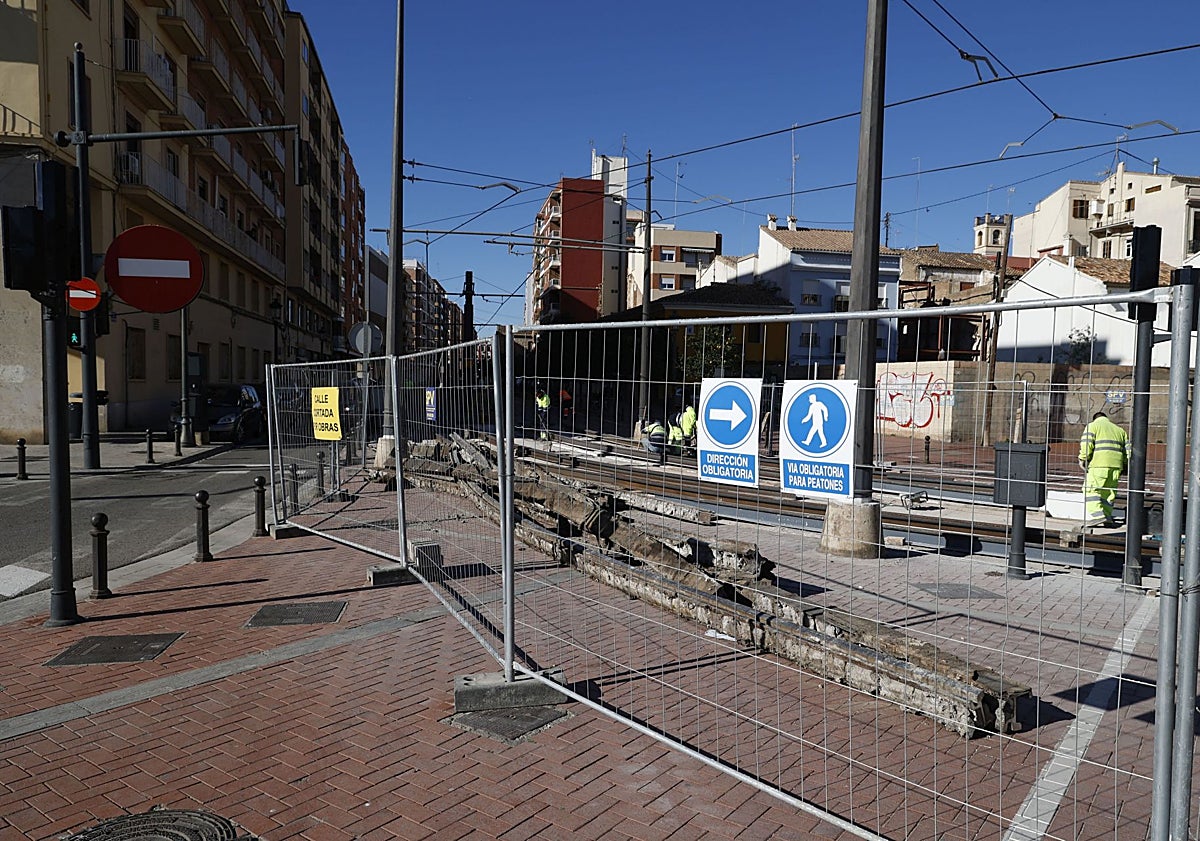 Imagen principal - Obras y retirada y reposición de vías en Francisco Cubells y Eugenía Viñes.