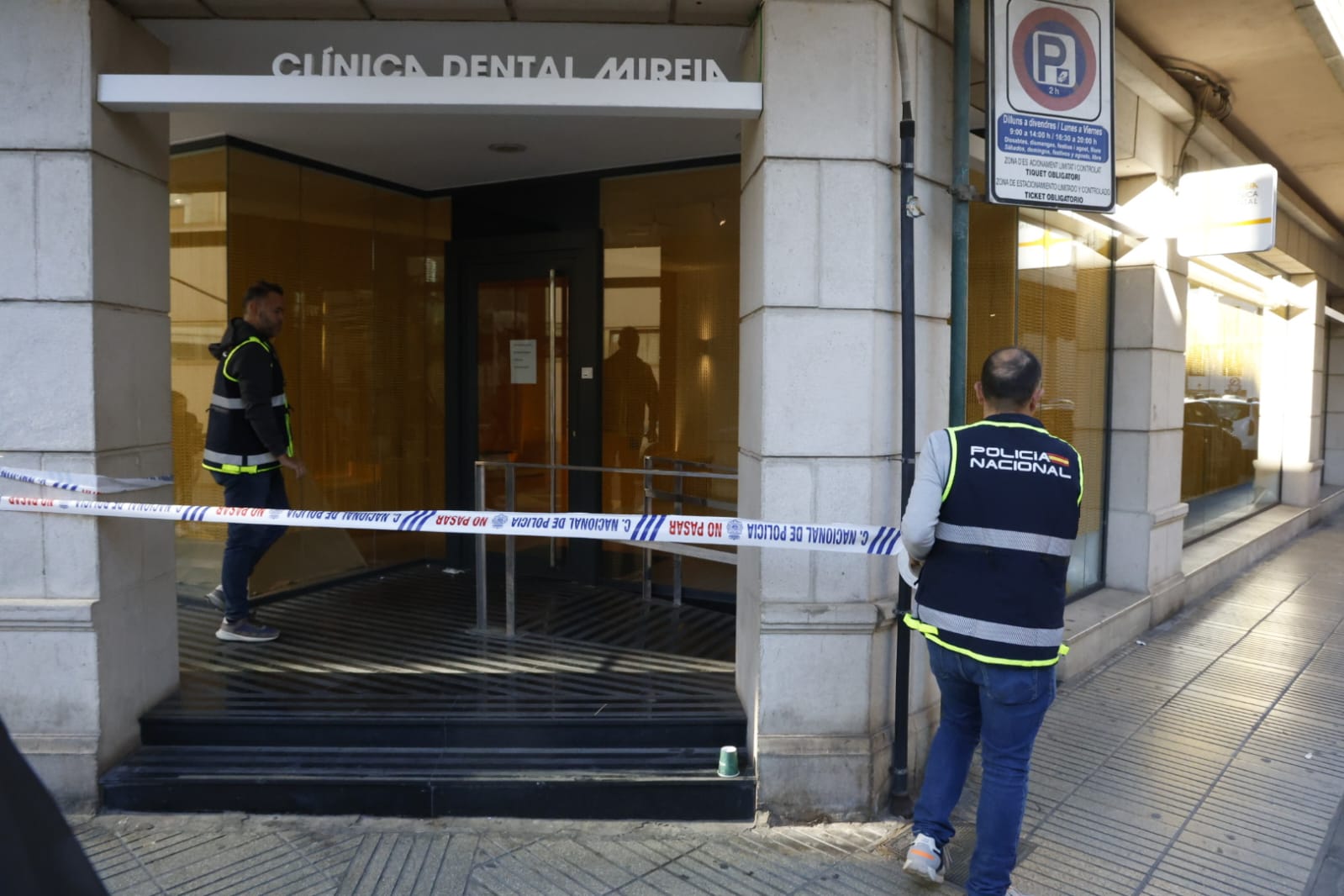 Fotos: la Policía registra y precinta la clínica dental de Alzira donde anestesiaron a la niña fallecida