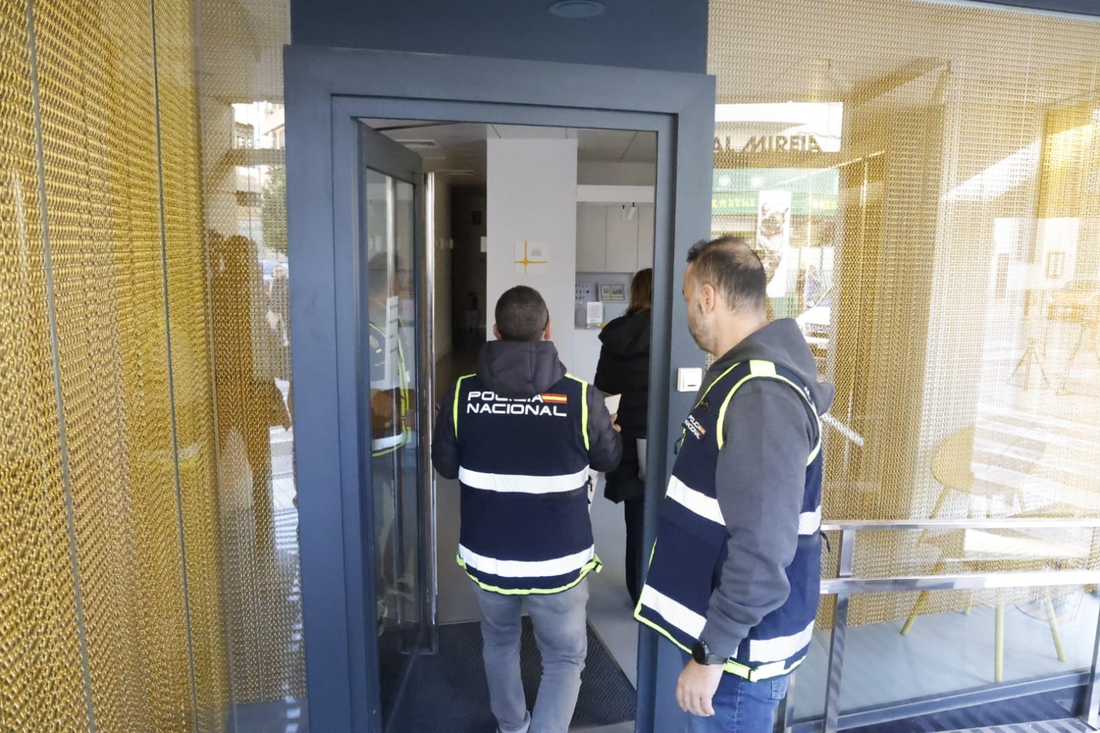 Fotos: la Policía registra y precinta la clínica dental de Alzira donde anestesiaron a la niña fallecida