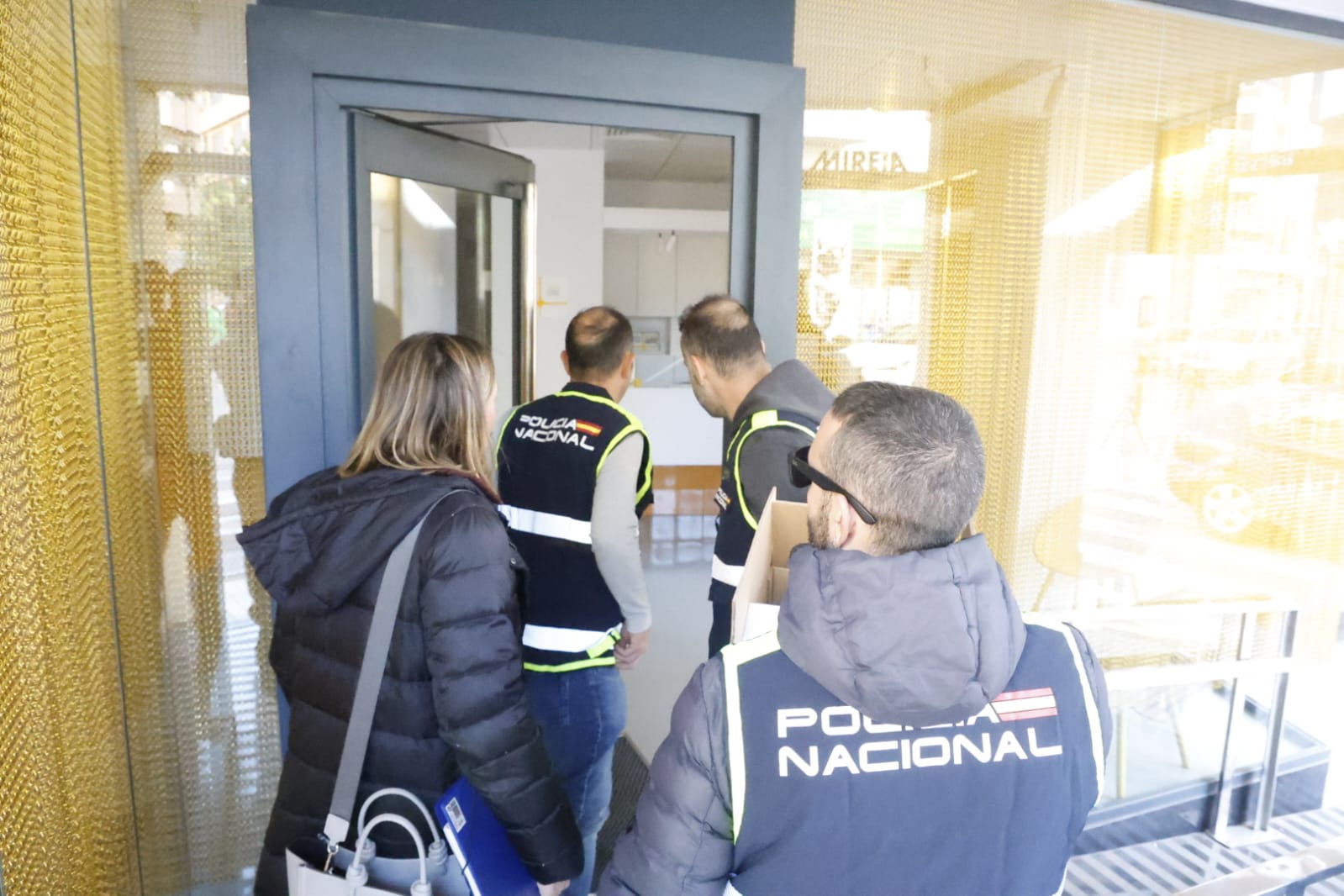 Fotos: la Policía registra y precinta la clínica dental de Alzira donde anestesiaron a la niña fallecida