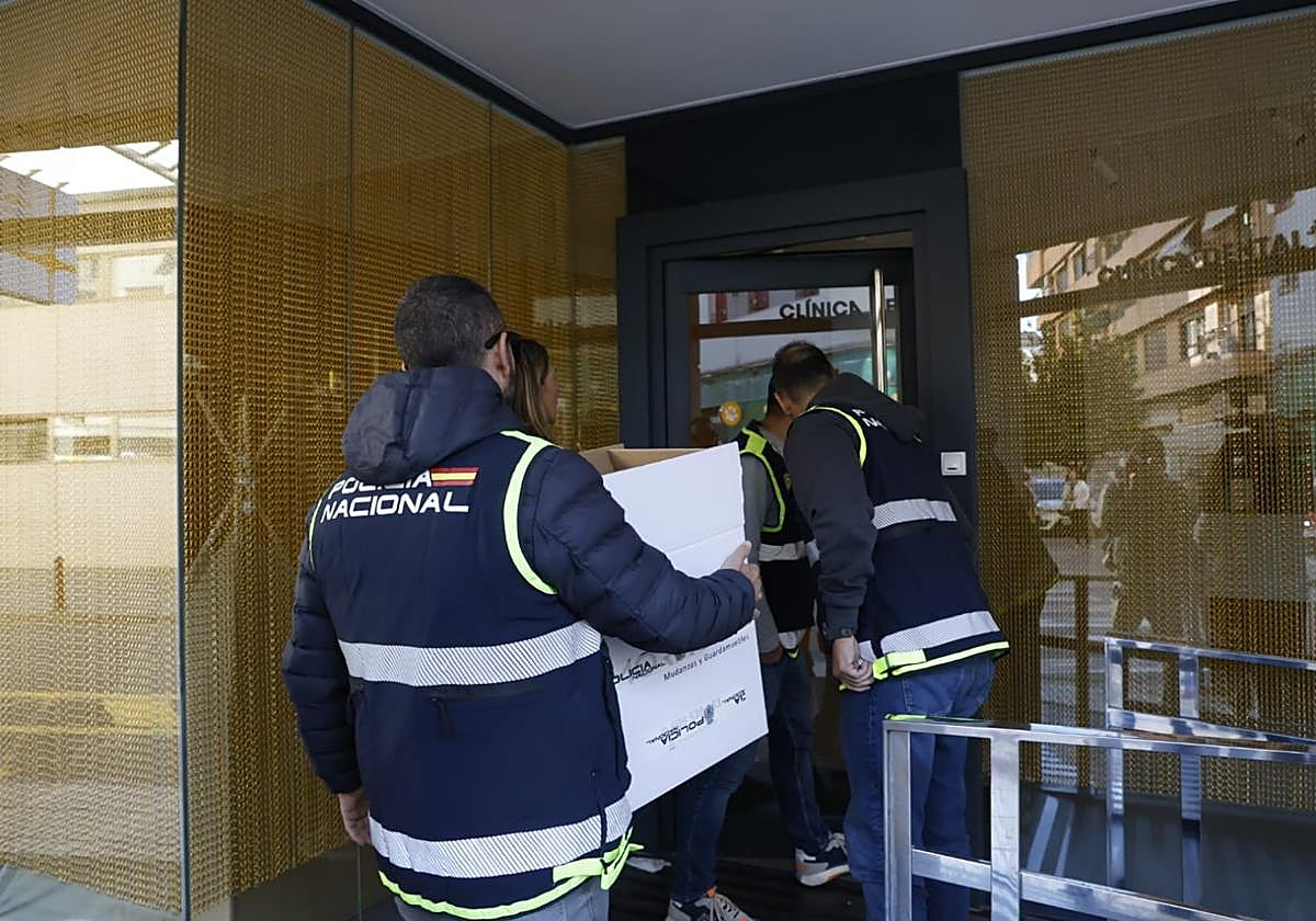 Fotos: la Policía registra y precinta la clínica dental de Alzira donde anestesiaron a la niña fallecida