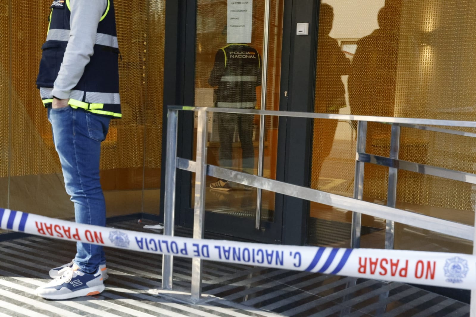 Fotos: la Policía registra y precinta la clínica dental de Alzira donde anestesiaron a la niña fallecida