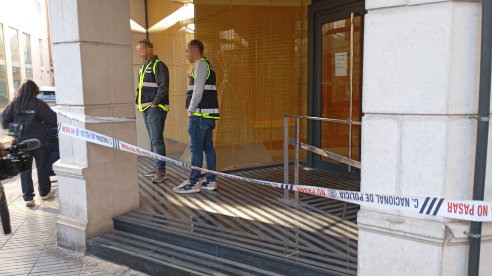 Fotos: la Policía registra y precinta la clínica dental de Alzira donde anestesiaron a la niña fallecida