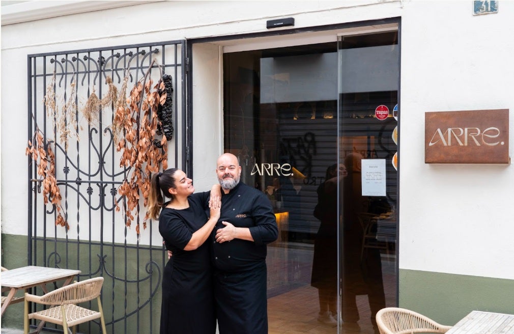 Beatriz Villalba y Pedro Salas, en la puerta de 'Arre'.