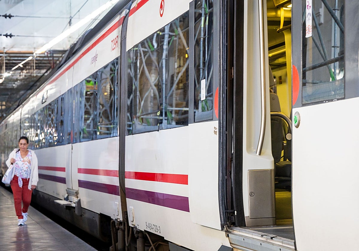 Un tren de Cercanías en Valencia.