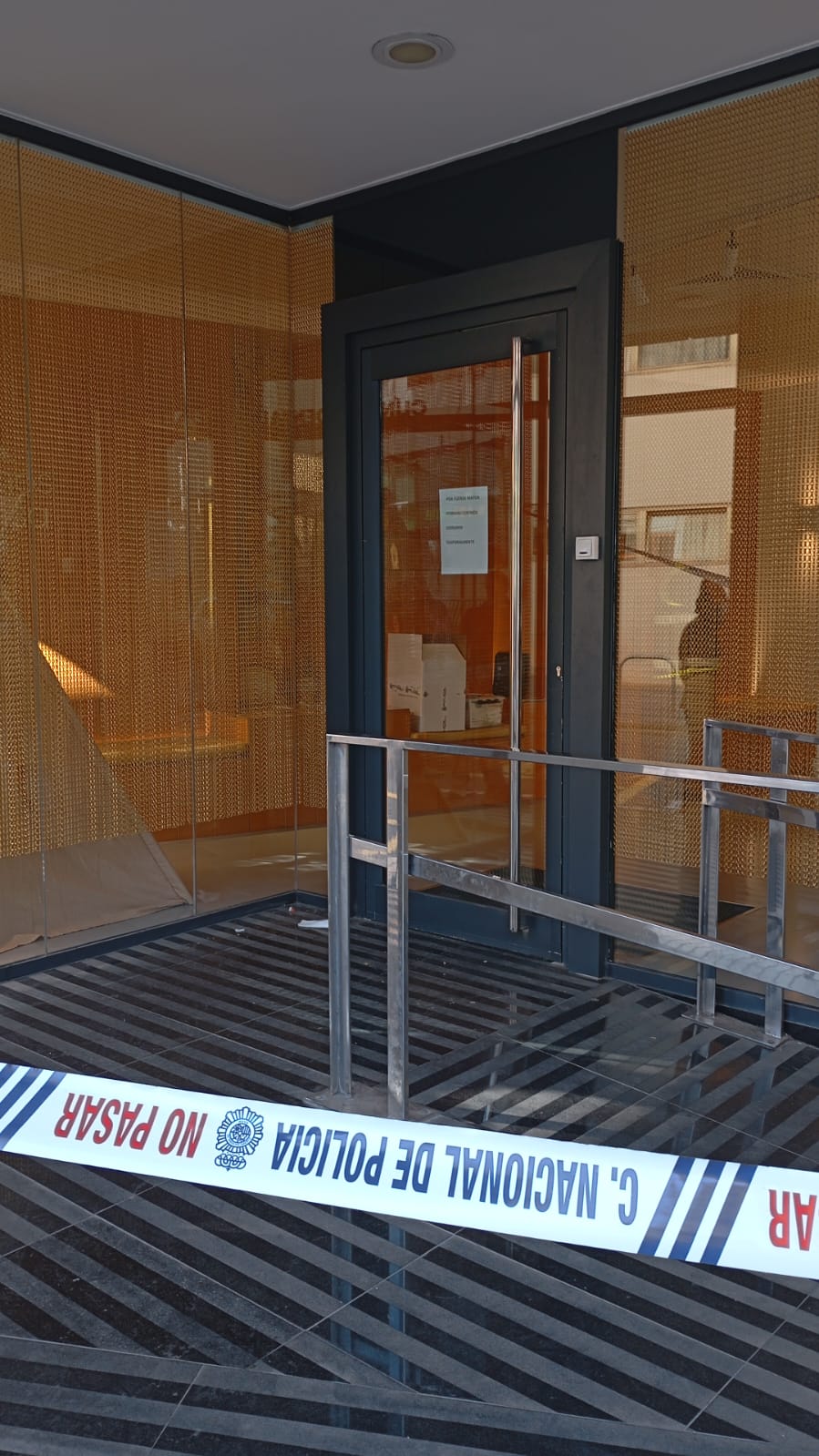 Fotos: la Policía registra y precinta la clínica dental de Alzira donde anestesiaron a la niña fallecida