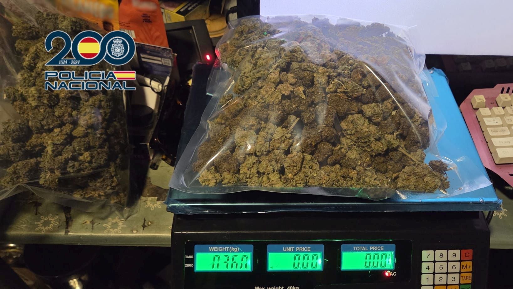 La droga intervenida en el local.