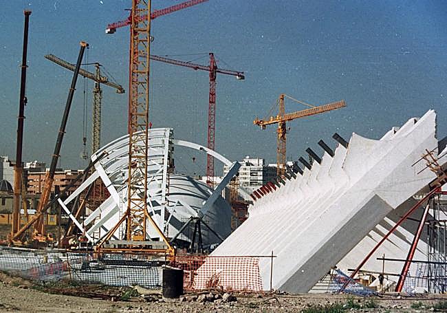 Edificios en construcción en la Ciudad de las Ciencias.