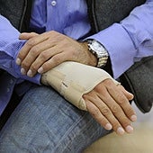 Un trabajador con la mano vendada tras un accidente laboral, en imagen de archivo.