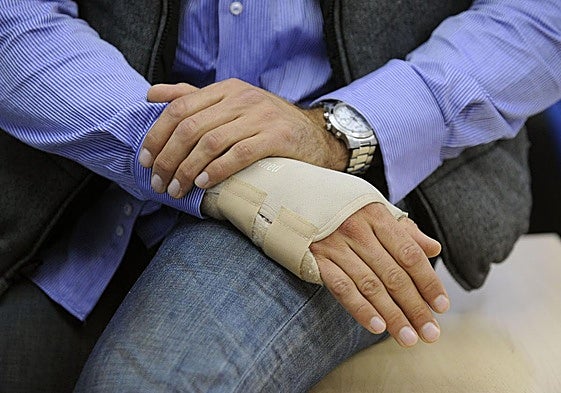 Un trabajador con la mano vendada tras un accidente laboral, en imagen de archivo.