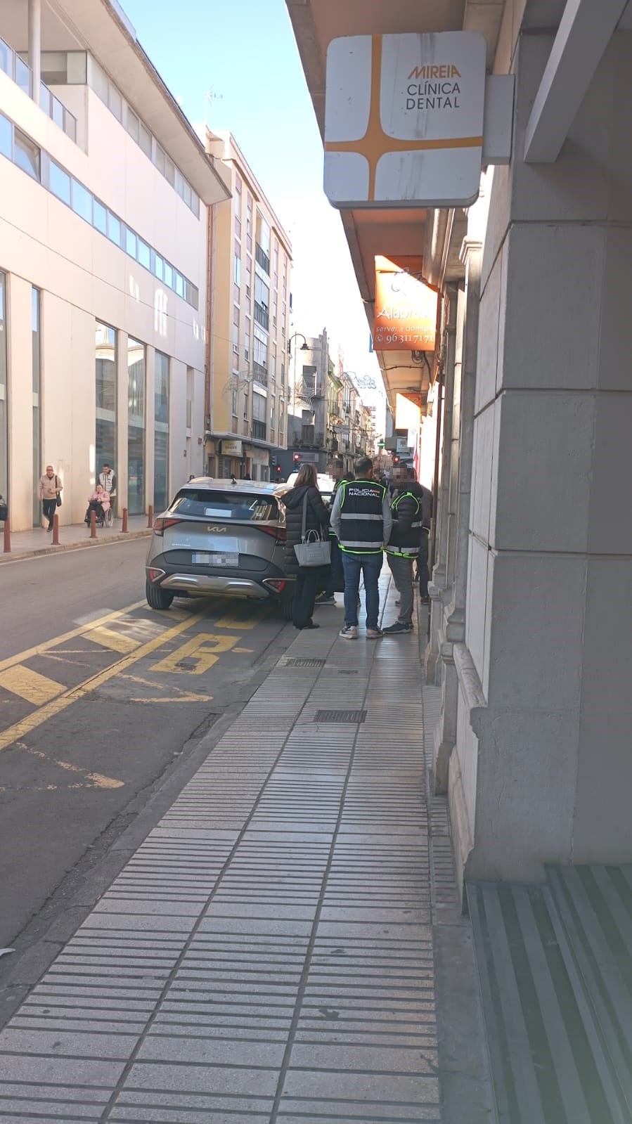 Fotos: la Policía registra y precinta la clínica dental de Alzira donde anestesiaron a la niña fallecida