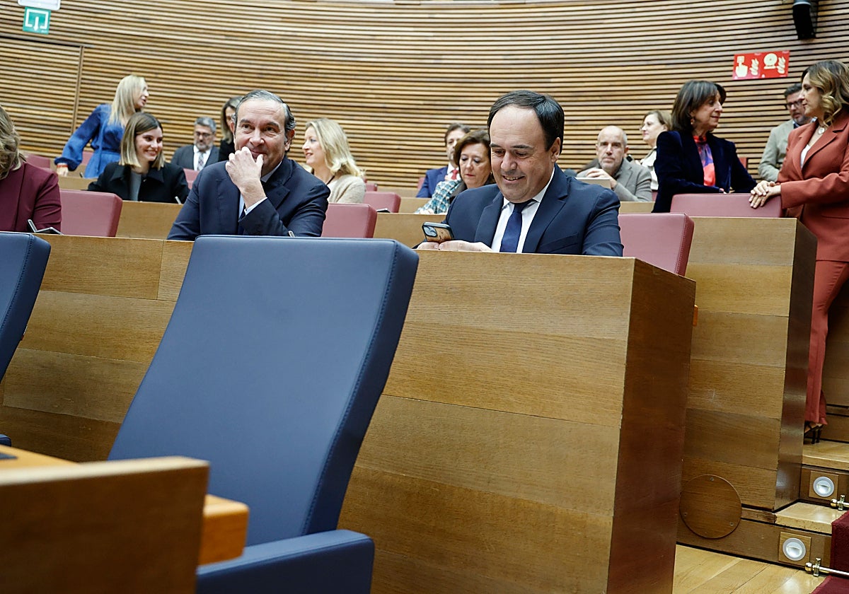 Pérez Llorca al inicio del debate, con el escaño vacío de Mazón delante de él.