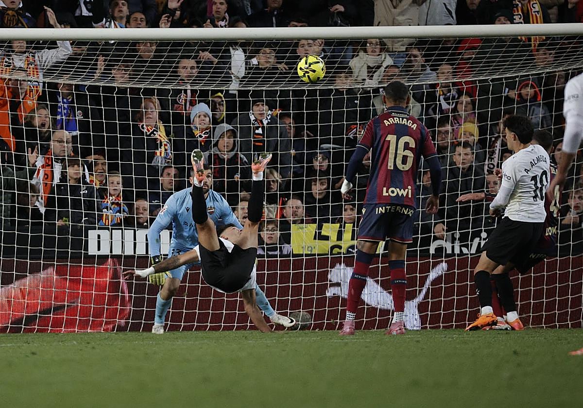 Hugo Duro, marcando de chilena en Mestalla en el derbi ante el Levante.