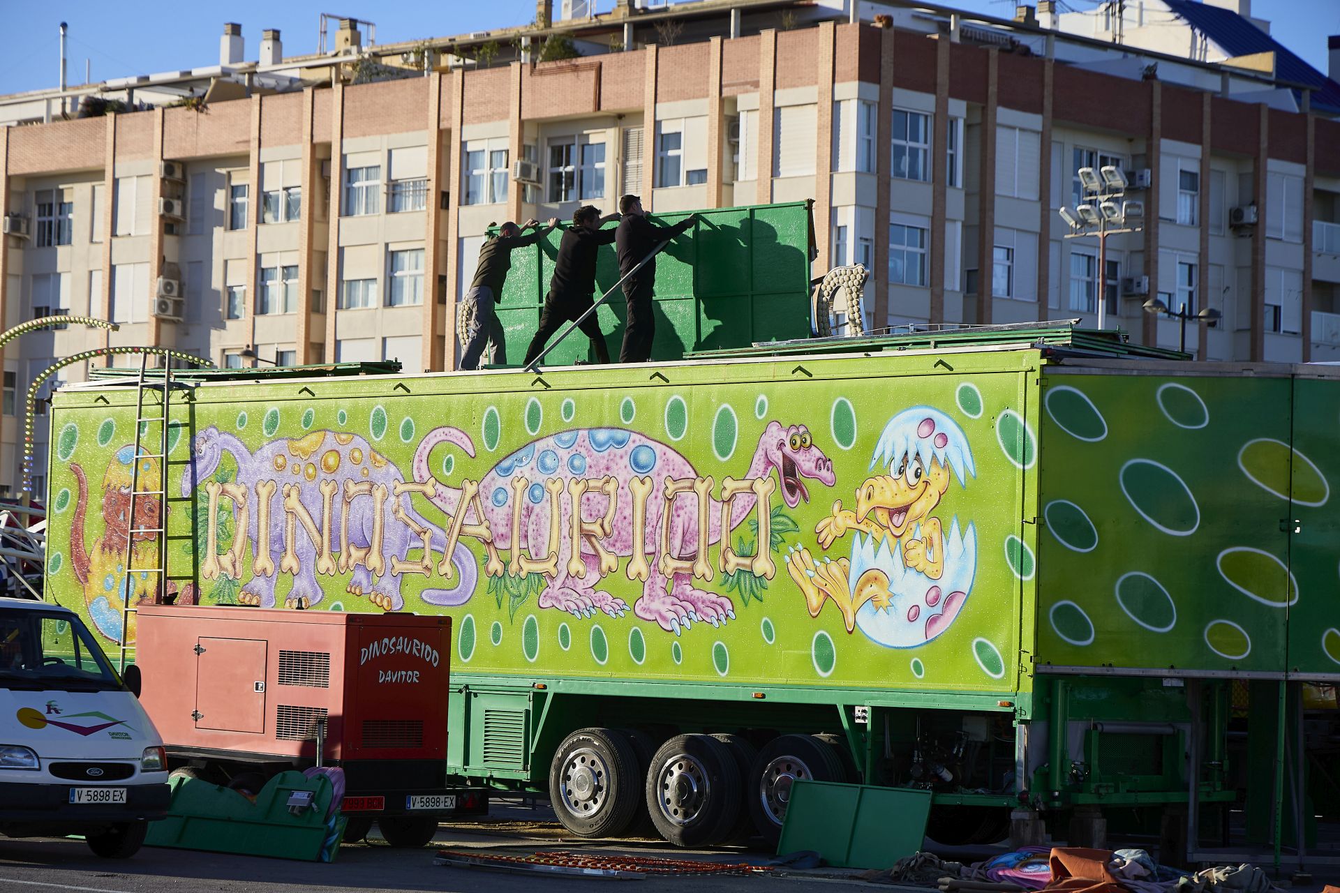 FOTOS | Comienza el montaje de la Feria de Atracciones de Navidad de Valencia