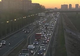 Largas colas en la Pista de Silla y retenciones en la V-30 durante la mañana de este jueves