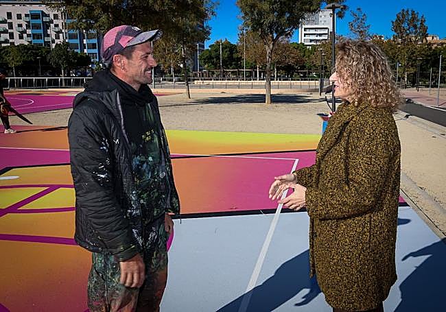 La alcaldesa Folgado, con uno de los artistas.