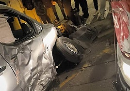 El coche siniestrado poco después de colisionar con el autobús.
